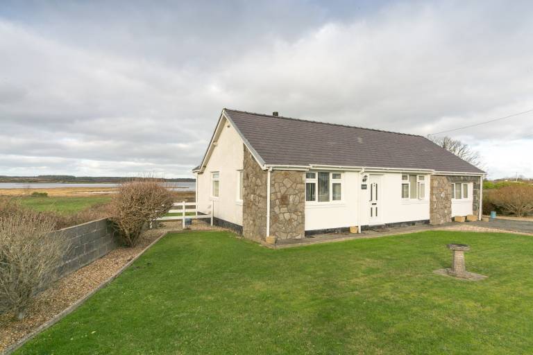 Vacation home with garden & fast internet | Lake view | Pets are welcome in Holyhead