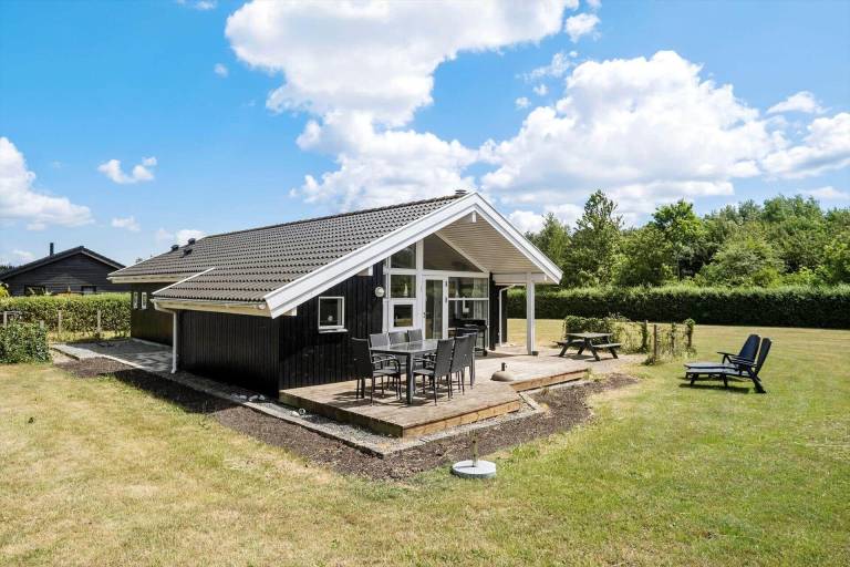 Vacation home with yard, barbeque & sauna — photo 3