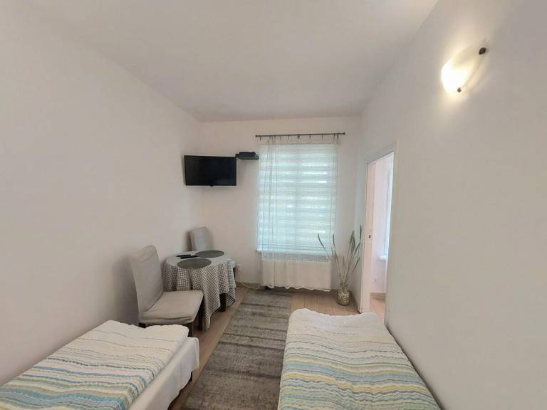 Rental apartment with yard — photo 3
