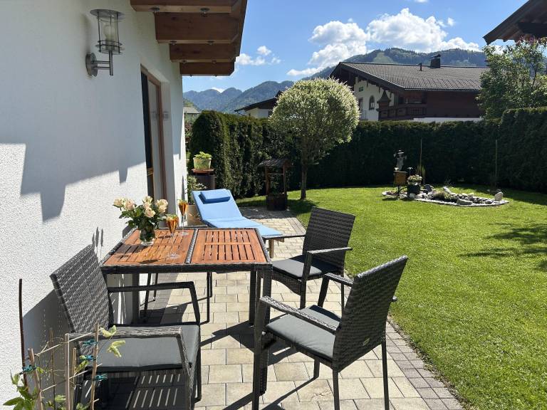 Apartment with garden & terrace | Garden view — photo 4