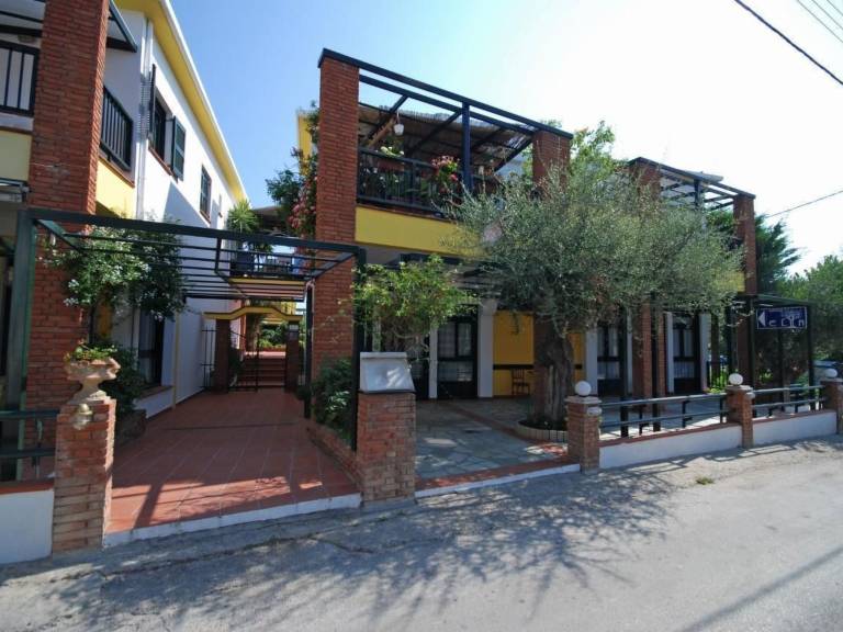 Holiday apartment with pool, patio & garden — photo 2
