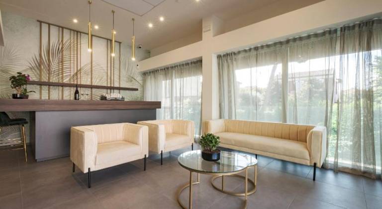 Serviced apartment with patio — photo 3