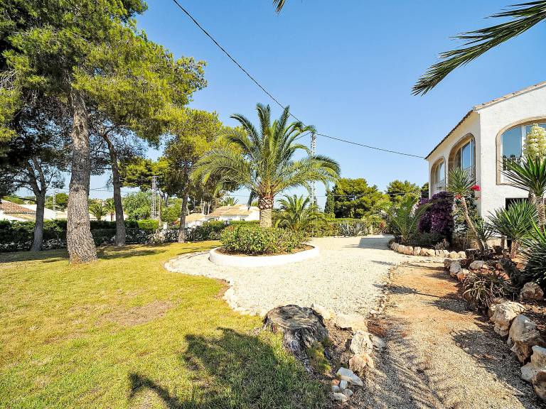 Vacation home with barbeque, garden & private pool — photo 3
