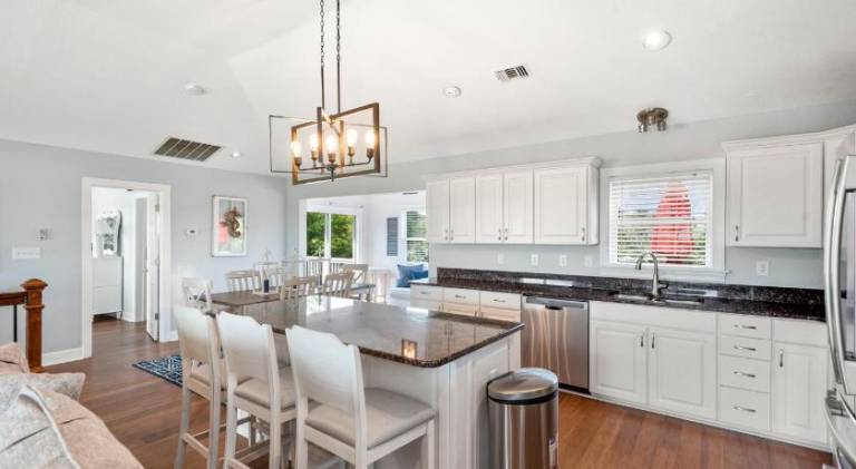 Vacation home with pool & hot tub — photo 4