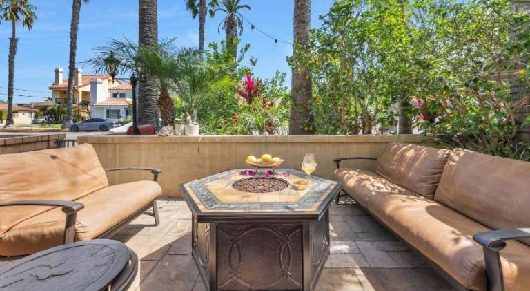 Beach Retreat- Walk to Beach, BBQ, Oceanview Rooftop & Firepit — photo 5