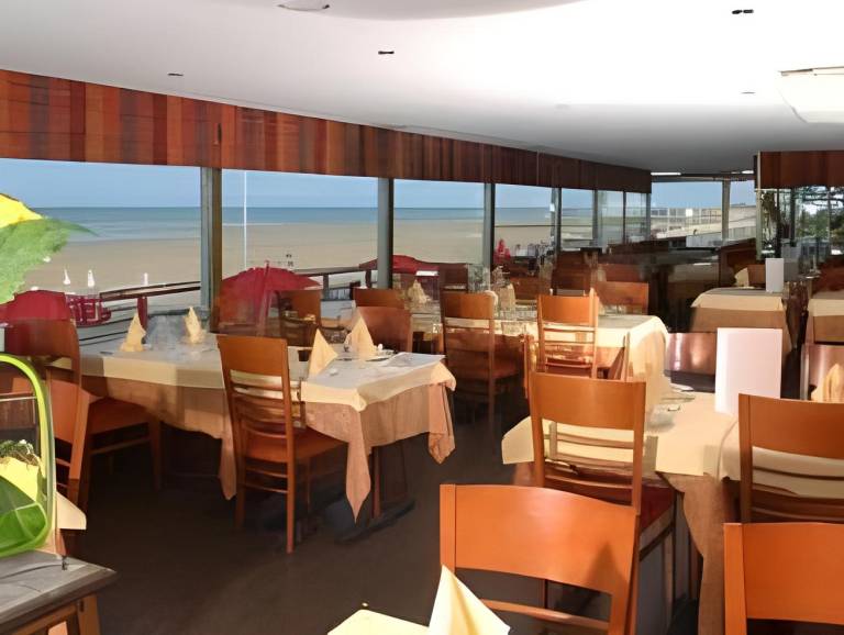 La Cremaillere Hotel-Restaurant in Courseulles-sur-Mer