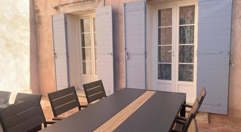 Fully equipped vacation home with patio | Pet-friendly — photo 3