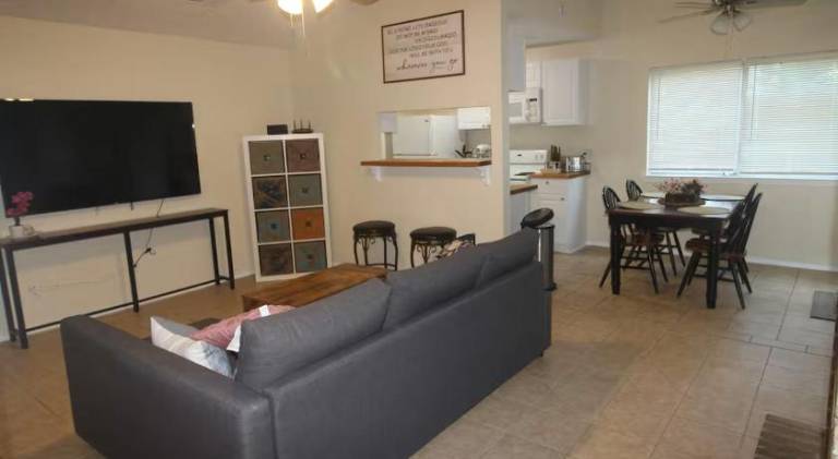 Charming house with hot tub | Pet-friendly in Killeen, TX