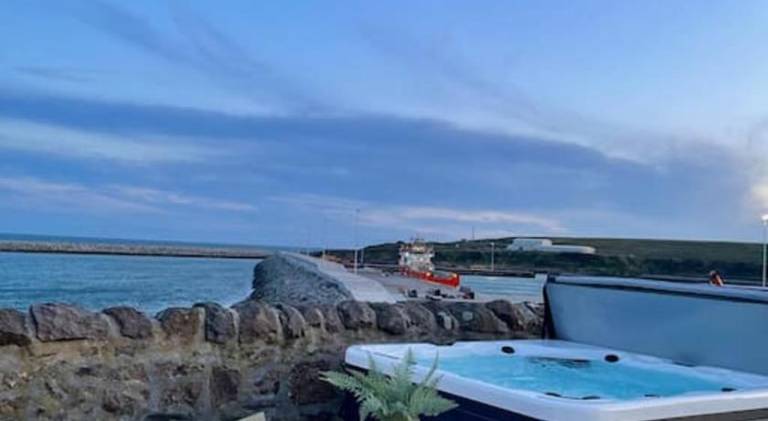 House with hot tub in Aberdeen