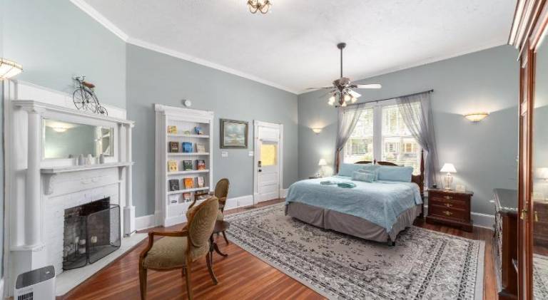 Martin A -Private historic district apt with pool-suite A — photo 2