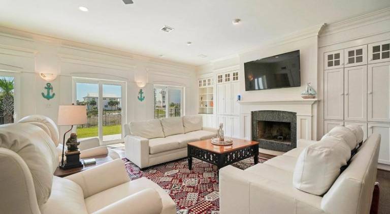 House with hot tub & pool — photo 4