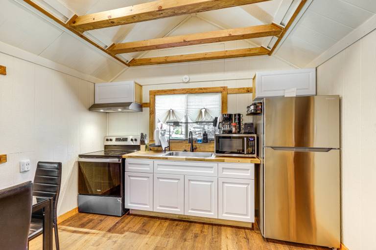 Tiny Home w/ Deck & Mtn Views in Lake Arrowhead! — photo 2