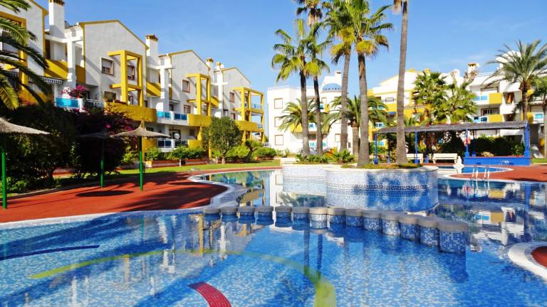 Rental apartment with terrace, pool & garden in València
