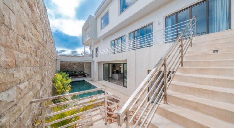 Wonderful villa with yard, terrace & pool | Pet-friendly — photo 4
