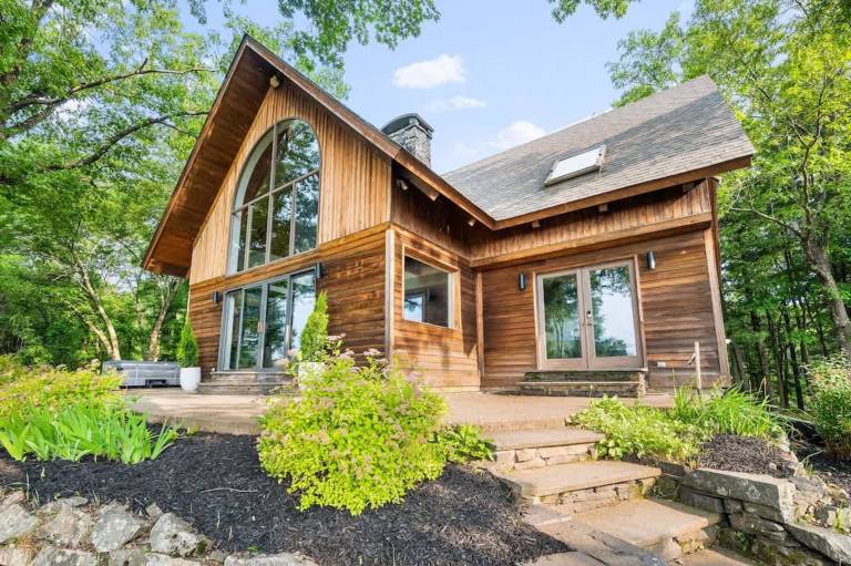 Family-friendly vacation home with grill, fast internet & garden | Mountain view | Pet-friendly in Kingston, NY