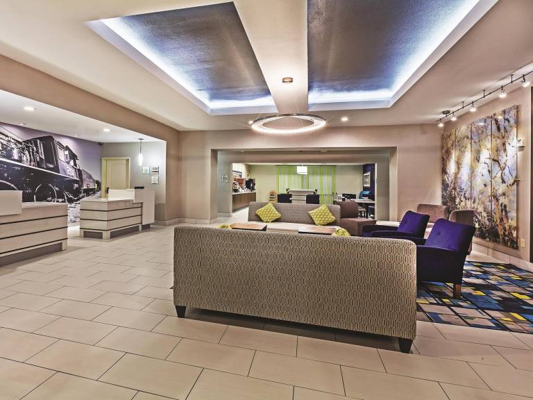 La Quinta Inn & Suites by Wyndham Palestine — photo 3