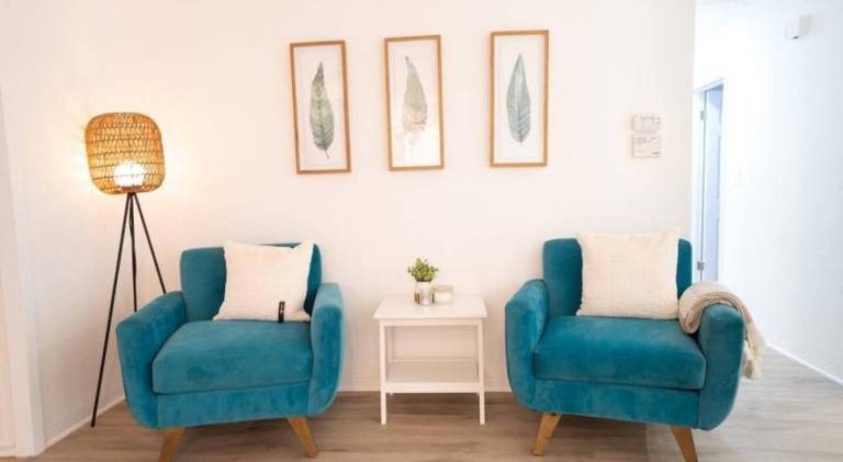 Stylish Heated Pool House Near the Beach — photo 4