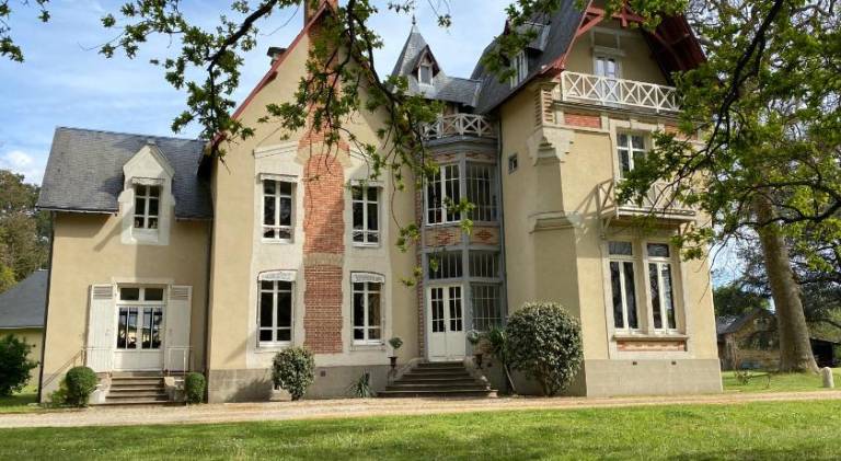 Villa with barbeque, yard & private pool | Good for workation in Changé