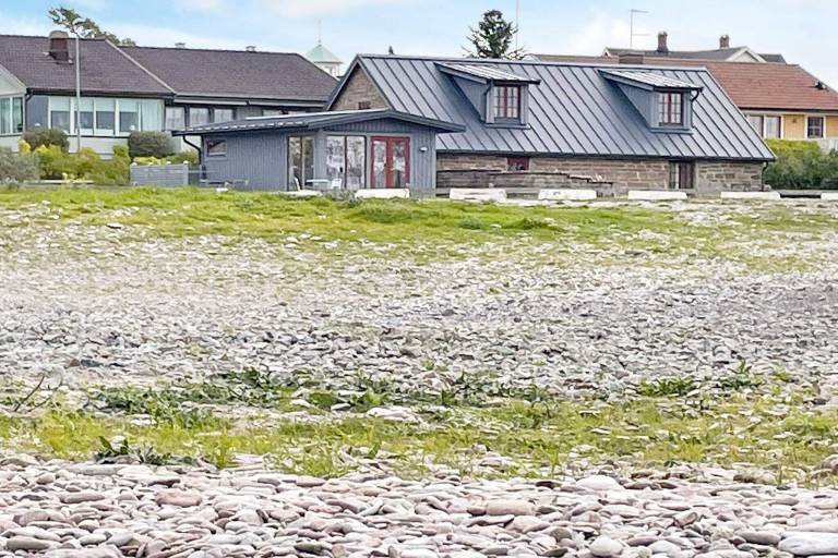 Vacation home with yard, patio & sauna | Beach nearby | Pets allowed — photo 4