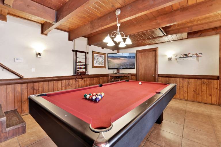 Bear Tracks Ski Haus Retreat- Hot Tub- Pool Table — photo 2