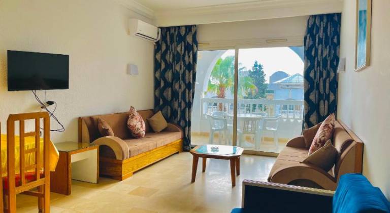 Serviced apartment with pool, yard & terrace — photo 2