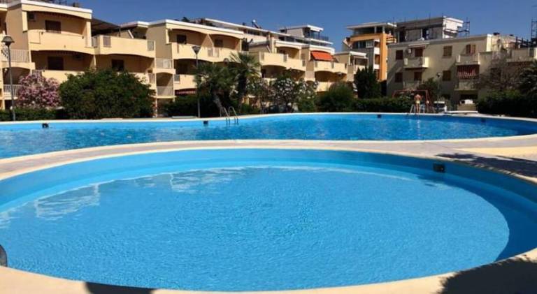 Apartment with pool — photo 3