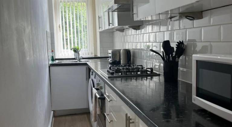 3BR Apt Near Ibrox Subway Sleeps 7 and Parking — photo 4