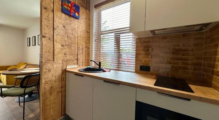 Modern Near Beach & Centre 1BR with AC and Free Parking — photo 3