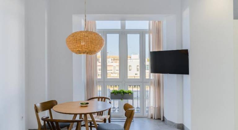 Serviced apartment with patio & pool | Pets allowed — photo 5