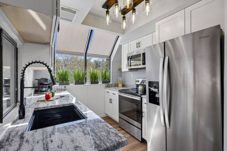 Fully equipped beautiful condo with pool | Pets allowed — photo 4