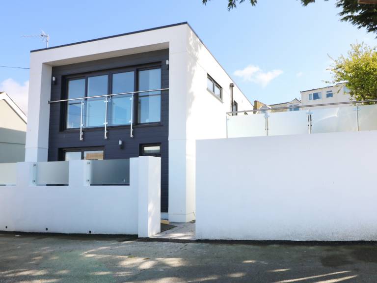 Children-friendly cottage with hot tub & garden | Beach view | Next to the beach | Pet-friendly in Newquay