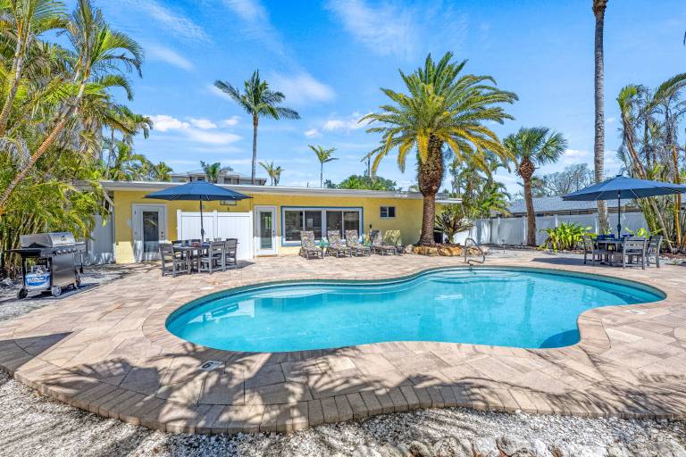 Vacation home with private pool & barbecue — photo 5