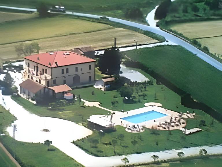 House with yard, pool & hot tub in Montepulciano
