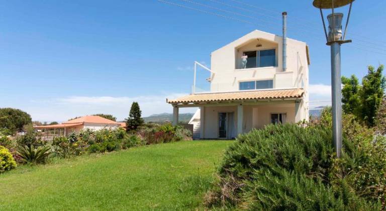 Fully equipped charming house with terrace & yard | Pets allowed — photo 4