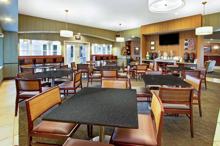 La Quinta Inn & Suites by Wyndham Albuquerque Midtown — photo 3