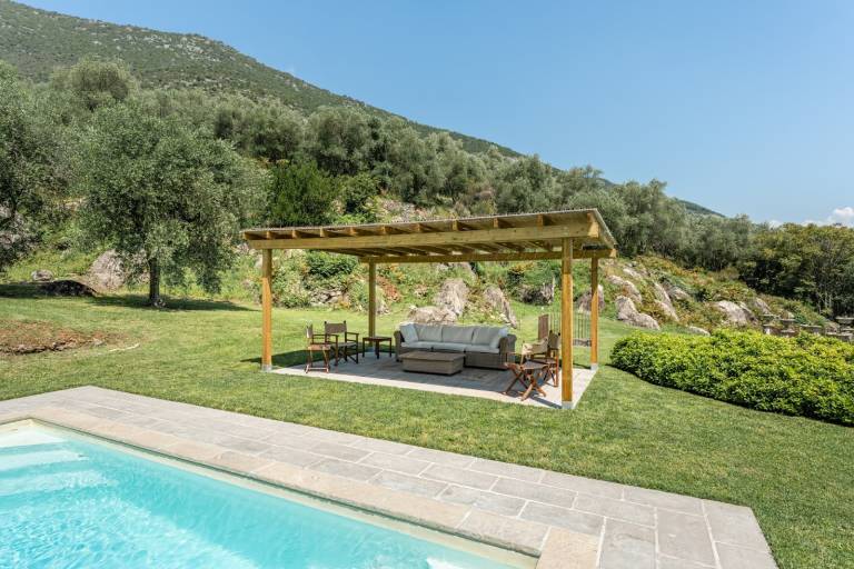 Villa with private pool, grill & yard — photo 5