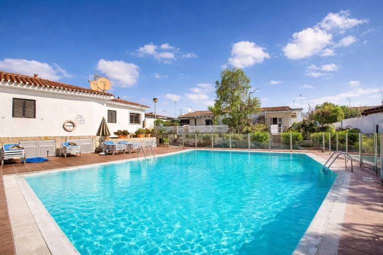 Fully equipped house with fast internet, BBQ & pool | Garden view | Suitable for remote work | Pets allowed in San Bartolomé de Tirajana