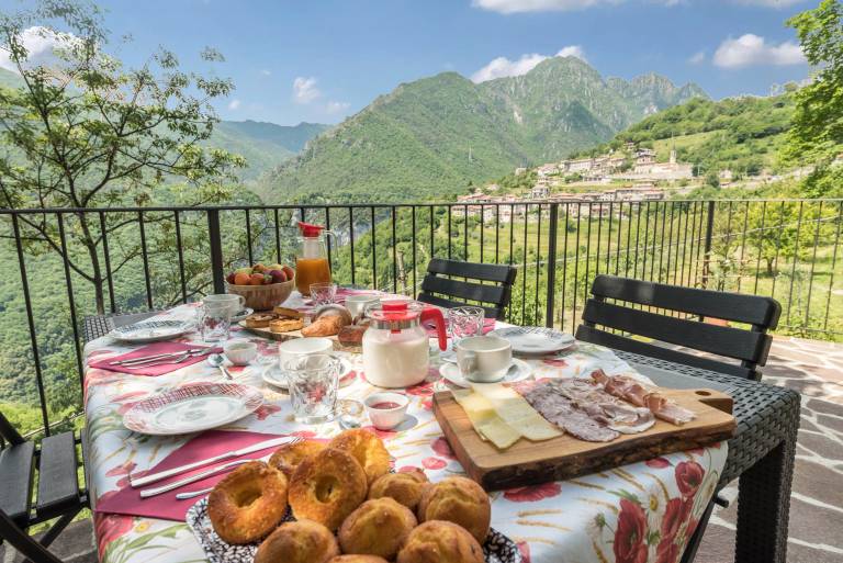 Apartment "Nonno Bigi Papavero" with Mountain View, Wi-Fi & Garden in Tremosine
