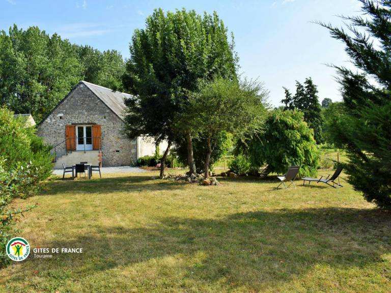 Cottage with barbeque & yard — photo 3