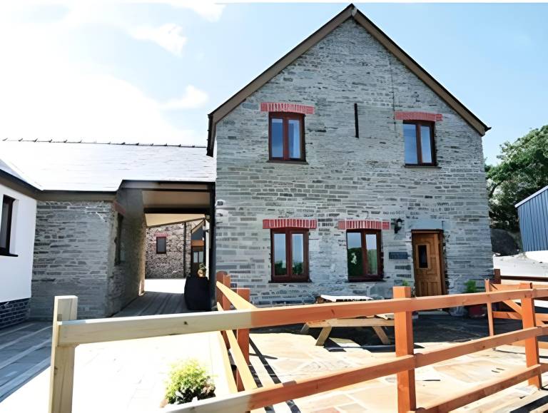 Charming house with hot tub & pool | Pets are welcome in Aberystwyth