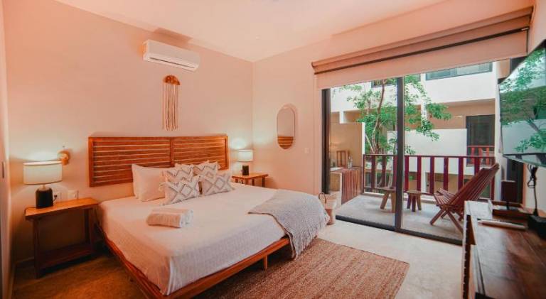 Rental apartment with terrace, hot tub & yard | Pet-friendly — photo 2