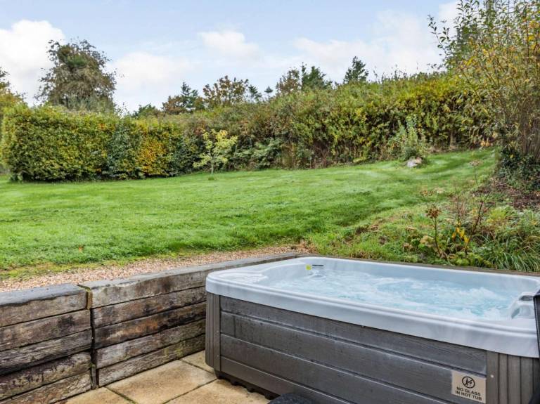House with garden & jacuzzi — photo 2