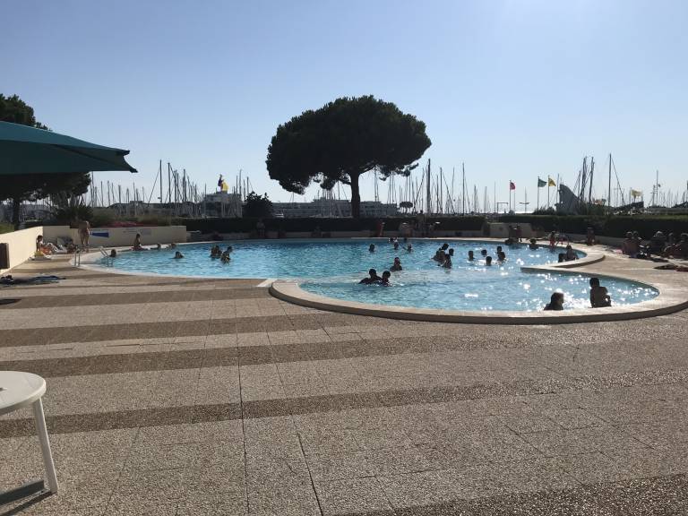 Sol-y-Days Escale Port, Studio au rez de chaussée avec piscine in Nîmes