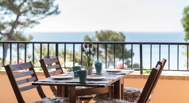 SeaHomes Vacations - Cala Banys Seafront Apt & PKG in Lloret de Mar