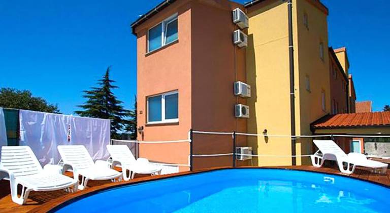 Apartment with barbecue & patio — photo 4