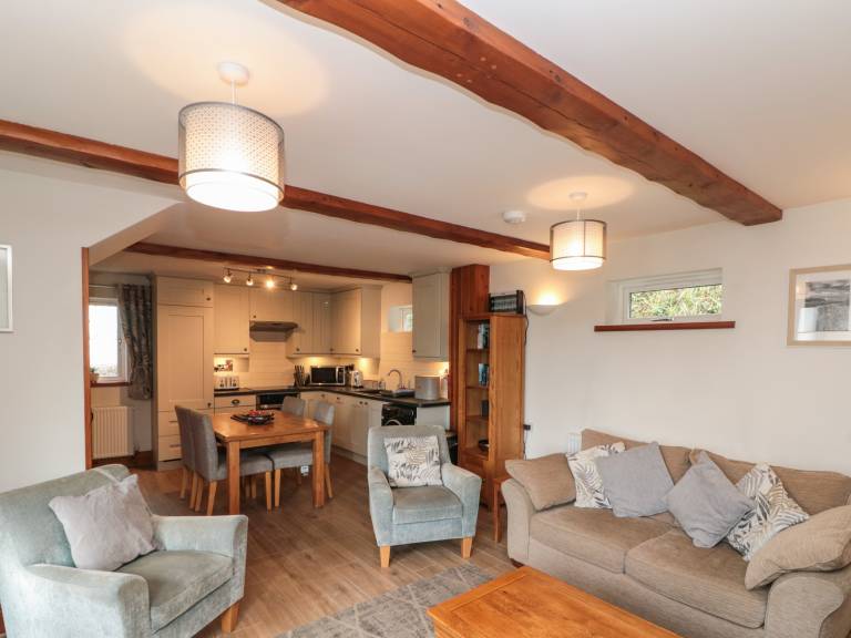 Cottage with garden — photo 4