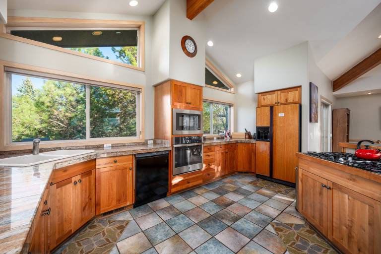 3 Mulligan - Hot Tub with Wooded Views, Wine Cellar, SHARC passes, Comfort & Style — photo 3