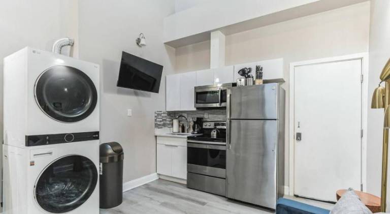 Large Bi-Level 2BR Loft in Old City that Sleeps 8 — photo 5