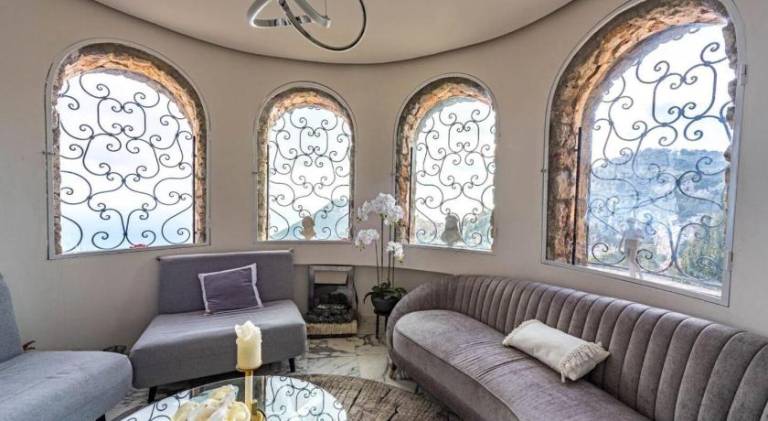 Villa with pool — photo 4
