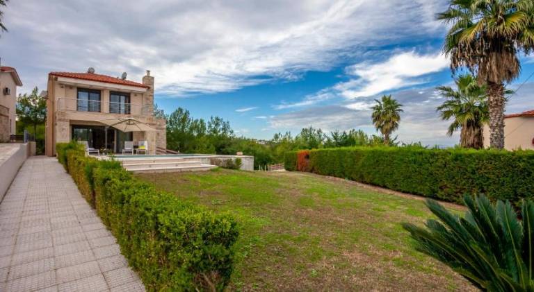 Beautiful villa with patio, garden & private pool | Perfect for remote work | Pets allowed — photo 3